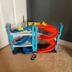 Hot Wheels City Transforming Race Tower Play-set, Track Set with 1 Car